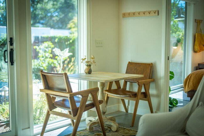 Building Photo - Downtown bungalow