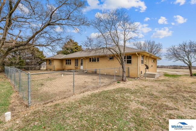 Building Photo - Huge Single Family Home w/ Massive Yard an...