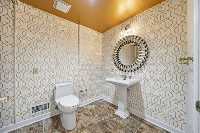 Building Photo - Penthouse Living in Midtown!