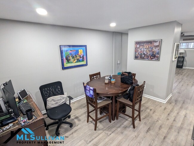 Building Photo - 4100-4105 Five Oaks Dr