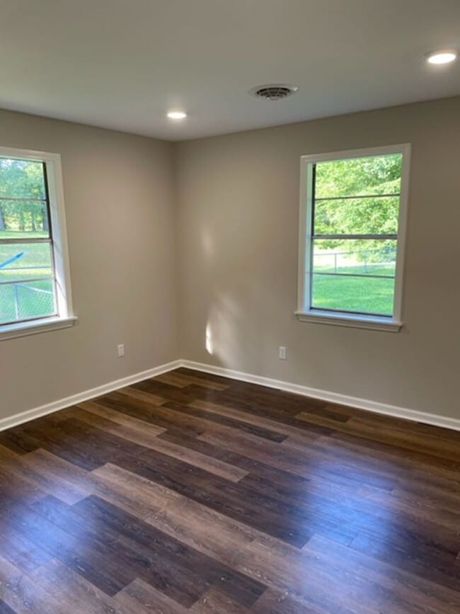 Building Photo - Renovated 3 Bedroom 2 Home on 1 Acre!