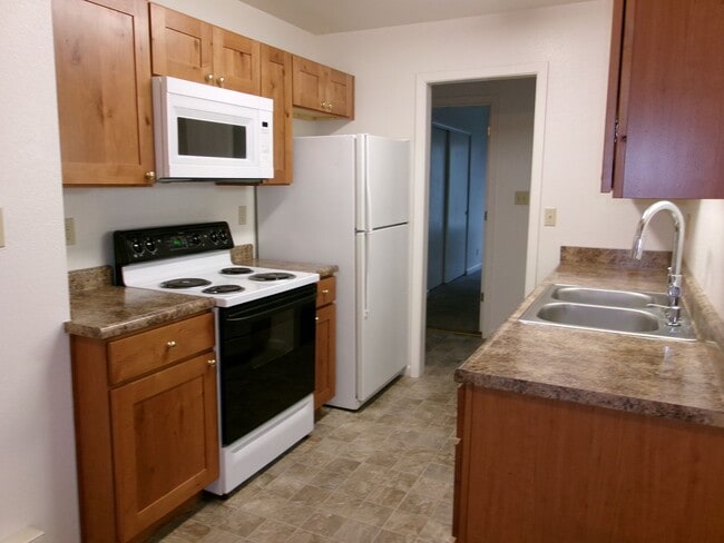 Building Photo - Well maintained 2 bedroom, 1 bath condo