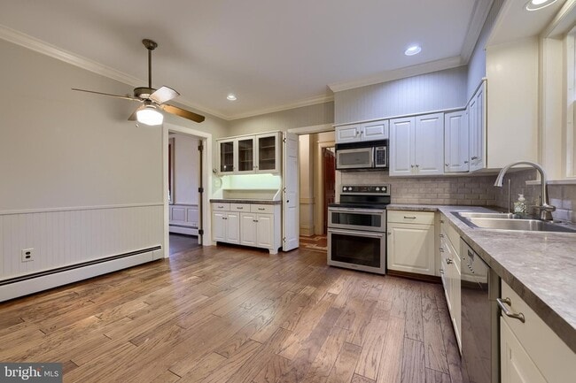 Building Photo - 226 E Caracas Ave