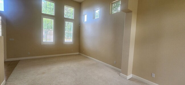 Building Photo - 5 Bedroom Home Behind the Gate of Wisteria Place
