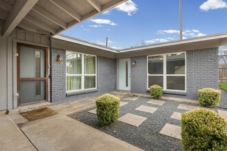 Building Photo - 11301 Oakwood Dr
