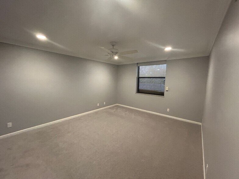 Building Photo - Stunning 2/2 condo