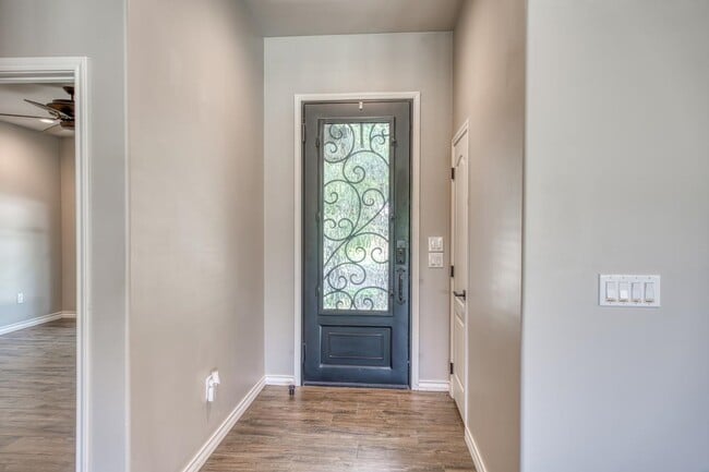 Building Photo - 301 Sunray