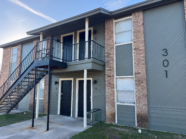 Building Photo - 301 Erby Ave