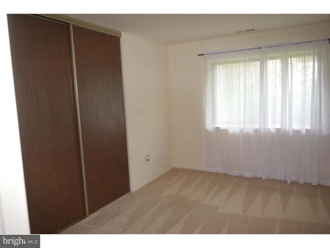 Building Photo - 23A E Daisy Ln