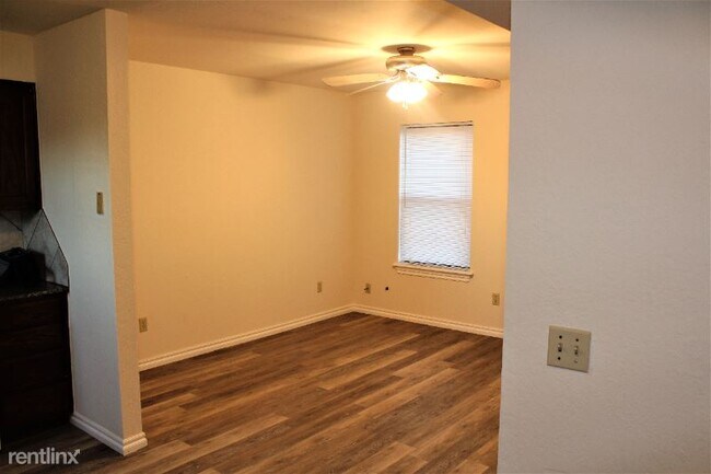 Building Photo - 2 br, 1.5 bath Townhome - 806 E Jenkins St