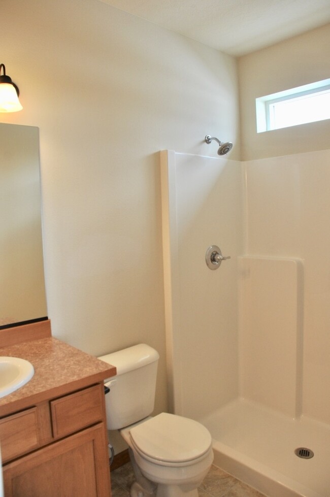 Building Photo - 3 bed 2 bath Crown Pointe Neighborhood wit...