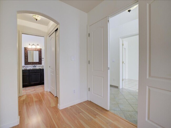 Building Photo - 3 Bedroom 2 Bathroom
