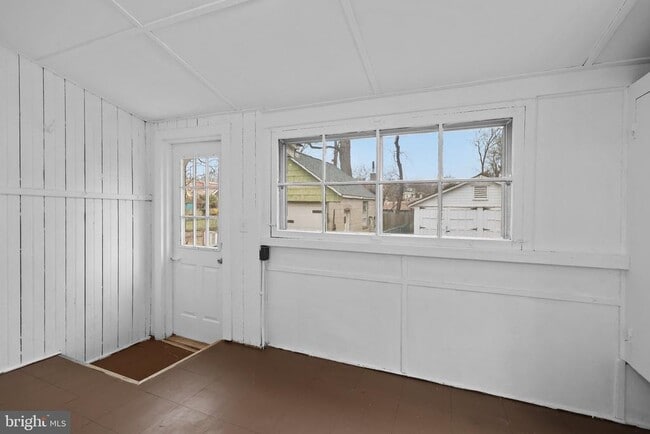 Building Photo - 34 E Hendrickson Ave