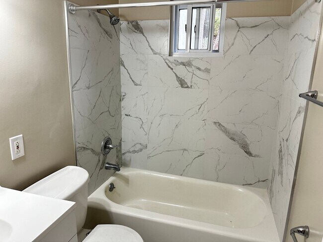 Building Photo - 3 Bed 1.5 Bath with an Additional Bedroom