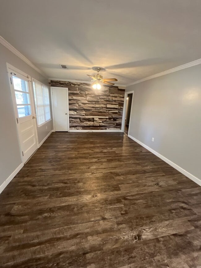 Building Photo - 3 Bed/2 Bath Home