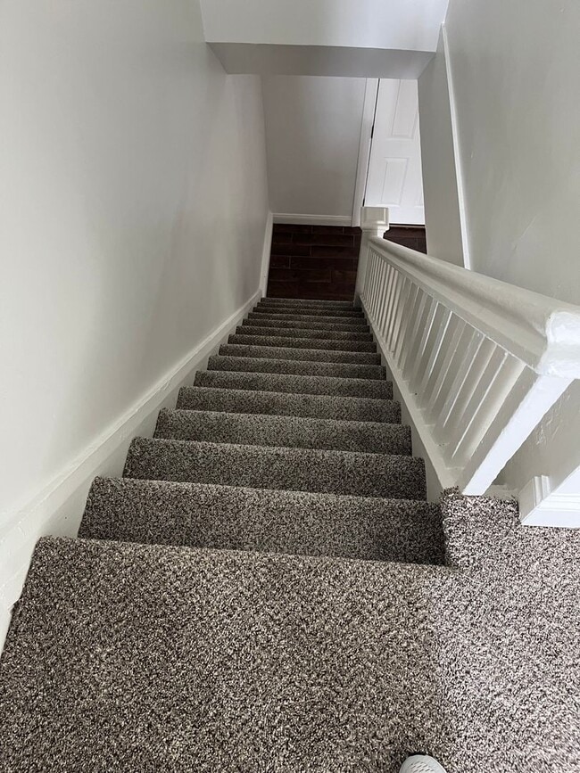 Building Photo - 2 bedroom 1 bath townhouse, Mt Washington