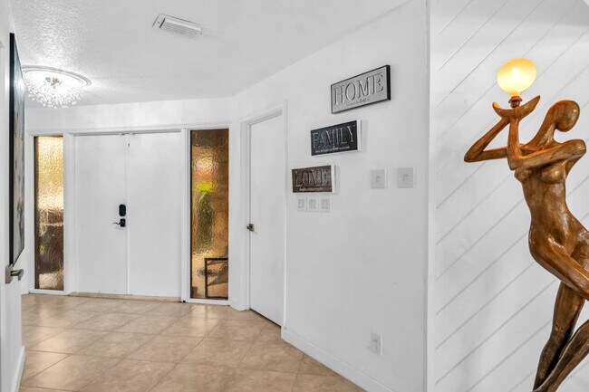 Building Photo - 1006 SE 6th St