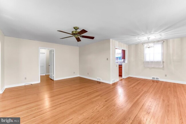 Building Photo - 915 Springhaven Rd