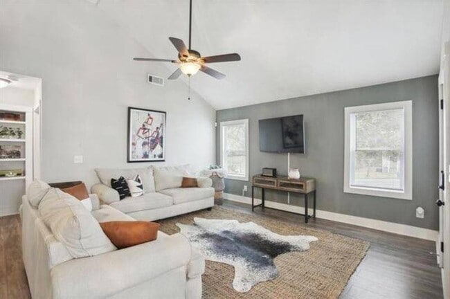Building Photo - 1384 Lanvale Dr SW
