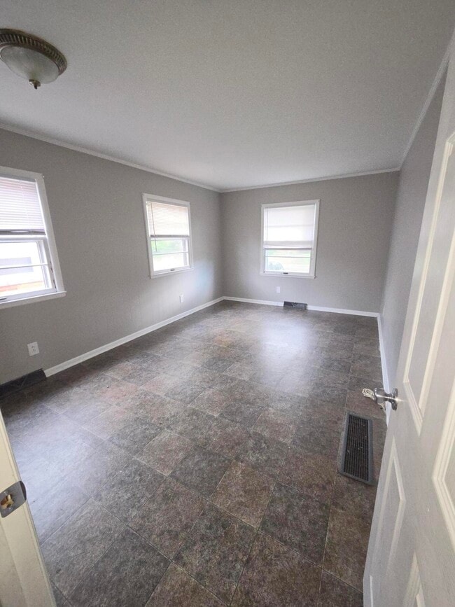 Building Photo - 2144 Tamarack Dr