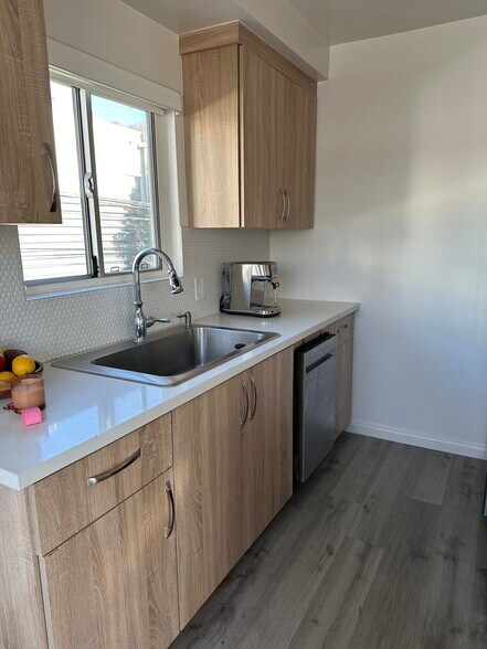 Building Photo - Venice Adjacent