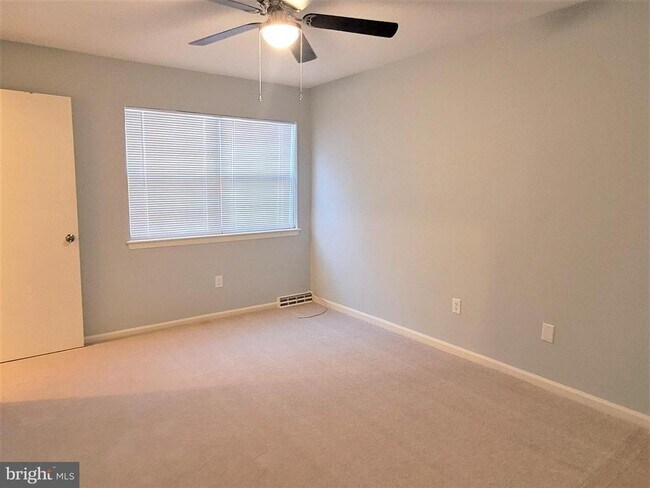 Building Photo - 31 Lamplighter Ln