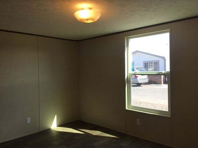Building Photo - 2-Bedroom Home, minutes Away from the Colo...