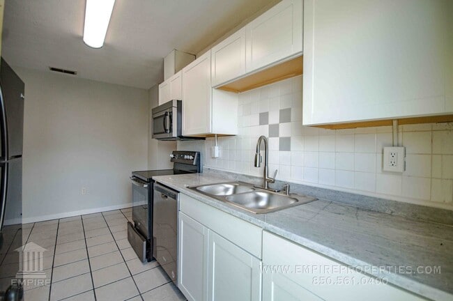 Building Photo - Ask about $500 move in special on this great Duplex Just South of Downtown