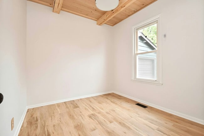 Building Photo - 1431 E Rouse Ave