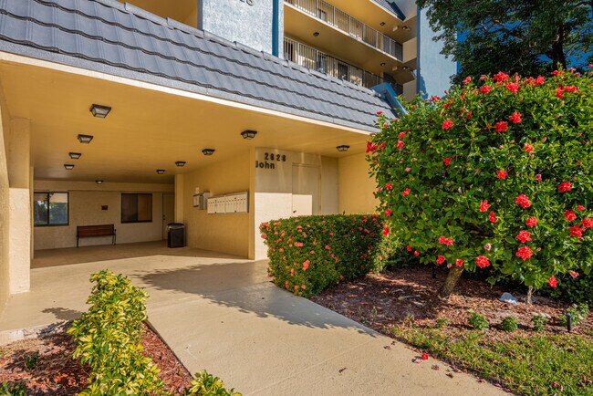 Building Photo - 2828 Tennis Club Dr