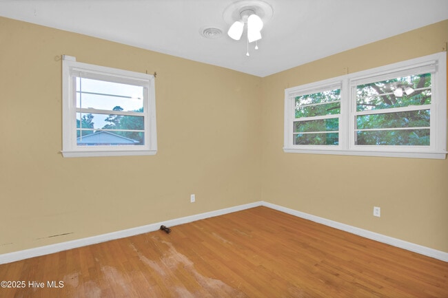 Building Photo - 300 Long Acres Dr