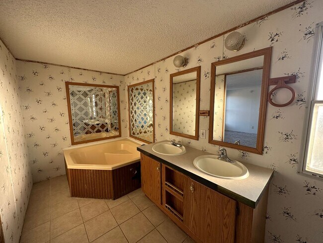 Building Photo - 3 bedroom 2 bathroom Single-wide available for rent in Farmington