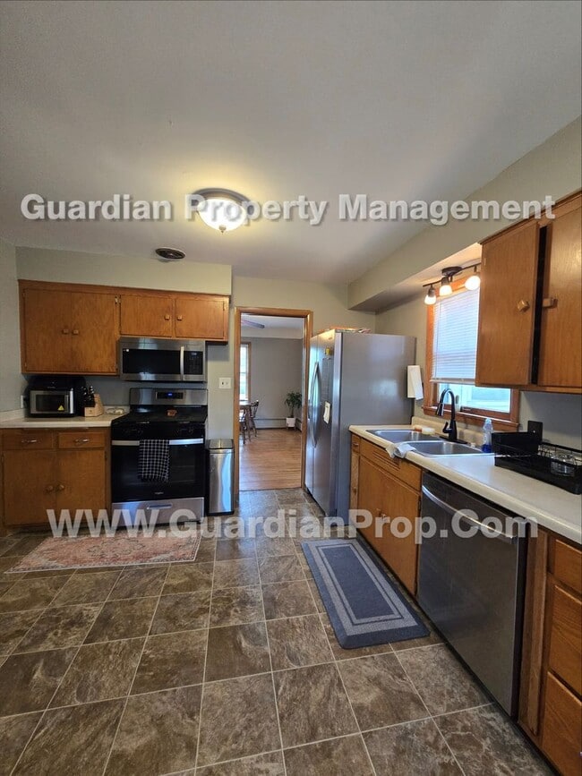 Building Photo - Bloomington Single Family Home, 2 Car Garage, new kitchen appliances!