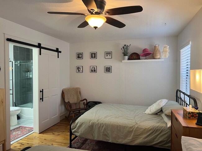 Building Photo - Updated Town house backed by National Forest
