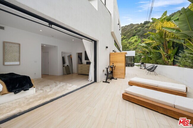 Building Photo - 2048 N Beverly Dr