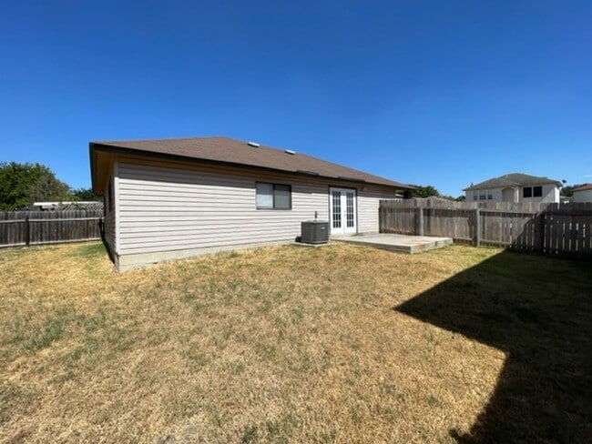 Building Photo - Move In Ready Well-Maintained 3-Bedroom Ho...