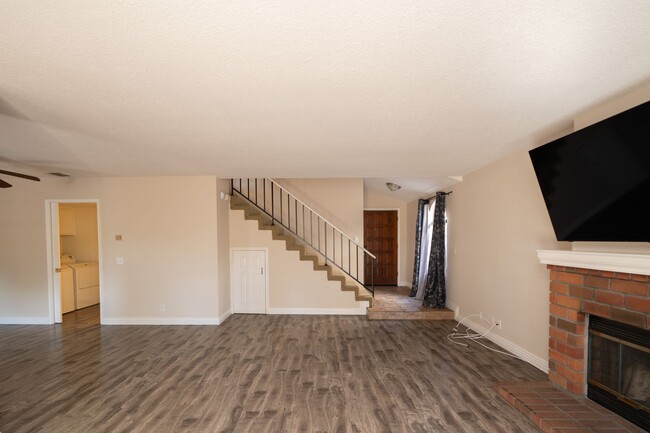 Building Photo - 3 Bedrooms/2.5 Bath Townhome