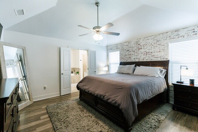 Building Photo - Luxury 4-Bedroom, 3-Bathroom Home in Kelse...