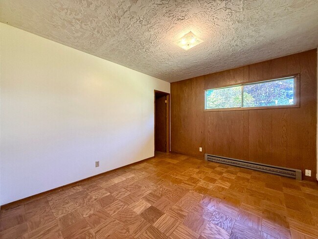 Building Photo - **50% OFF FIRST MONTH'S RENT** Country Liv...