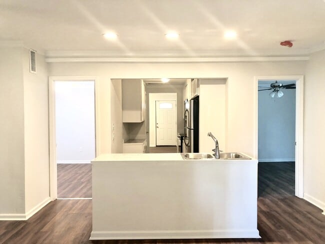 Building Photo - Totally updated 3br/2ba cottage by LSU with all new appl, 2nd house from River Road