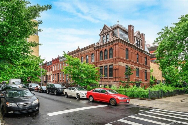 Building Photo - 53 Linden St
