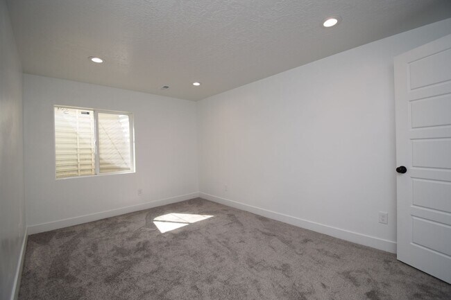 Building Photo - 5 Bed 3.5 Bath House next to TopGolf!!!