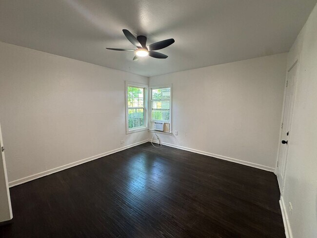 Building Photo - 400-402 North Jefferson - Kaufman