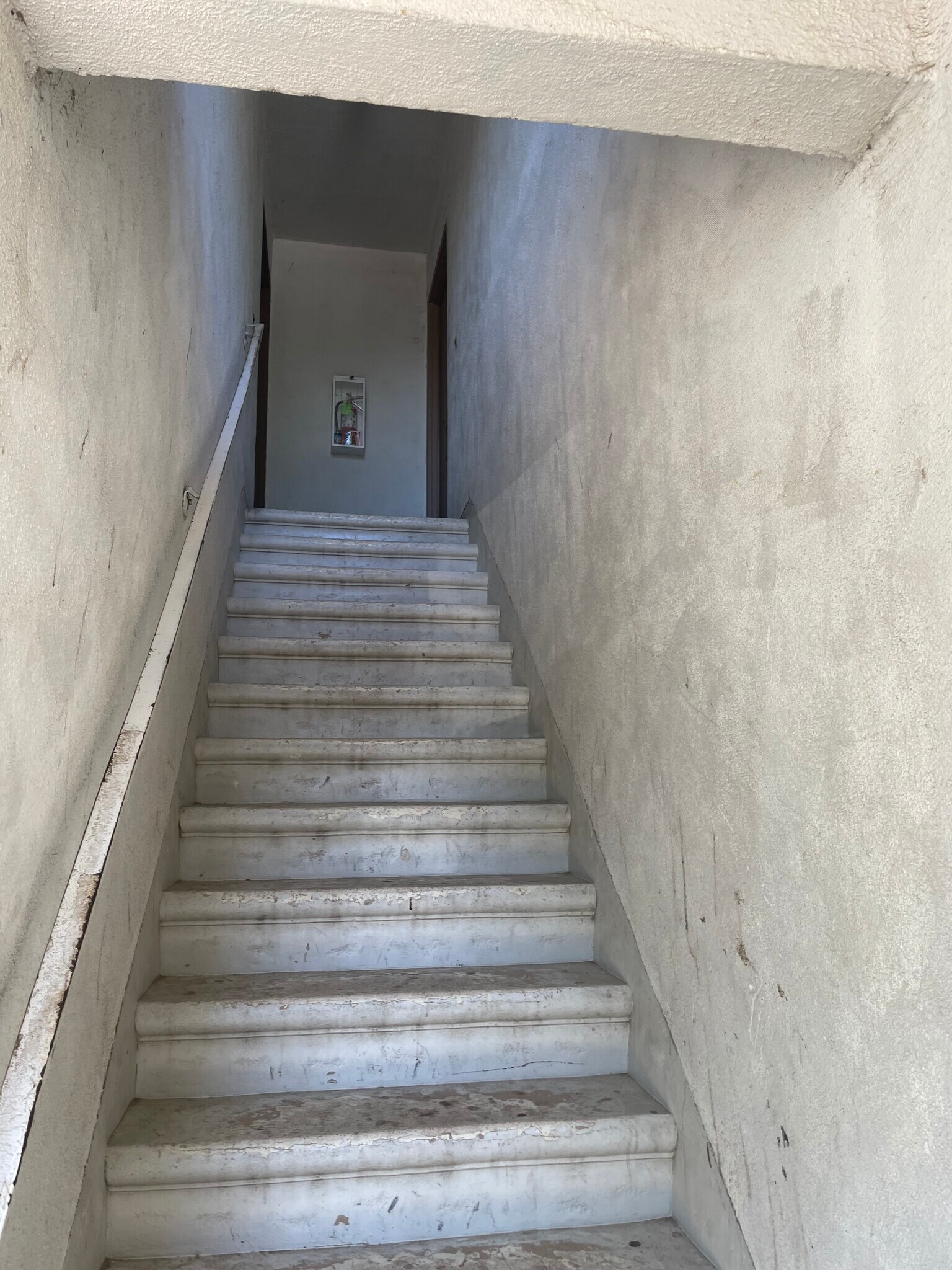 Entry - 1011 W 7th St