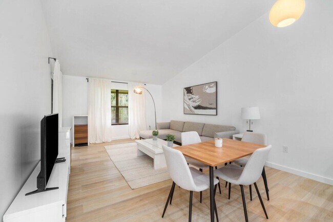 Building Photo - 13175 Chadwick Ct