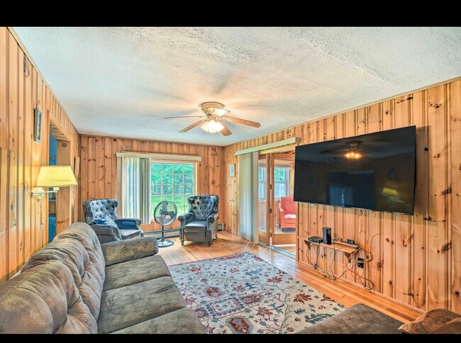 Building Photo - 757 Norway Dr