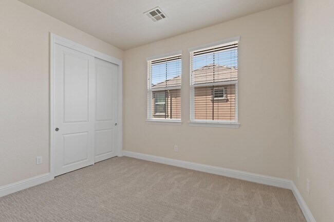 Building Photo - Gated Somersett Home!