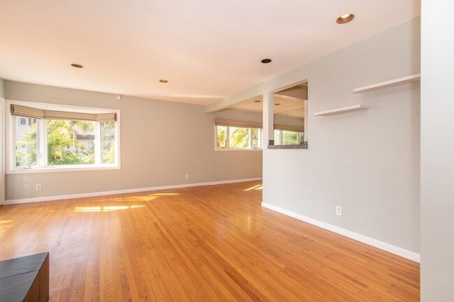 Building Photo - Charming 3 Bed/2 Bath Home in Bird Rock/ La Jolla- 1 Block from the Ocean!