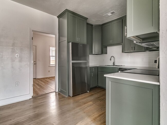 Building Photo - Beautifully Remodeled 2 bed / 1 bath