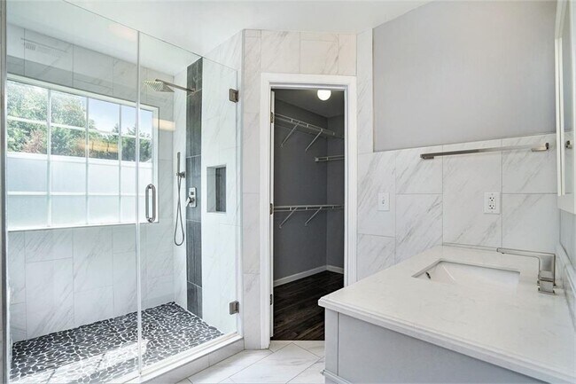 Building Photo - 5060 Meadow Overlook Dr